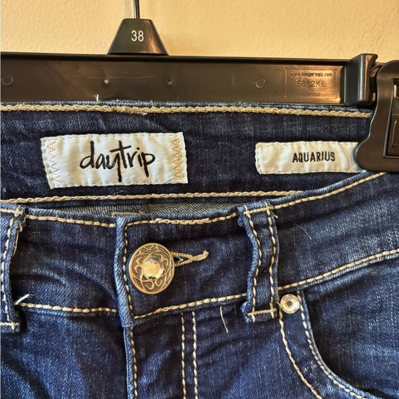 Daytrip Aquarius Dark Wash Cropped Jeans - Picture 5 of 10